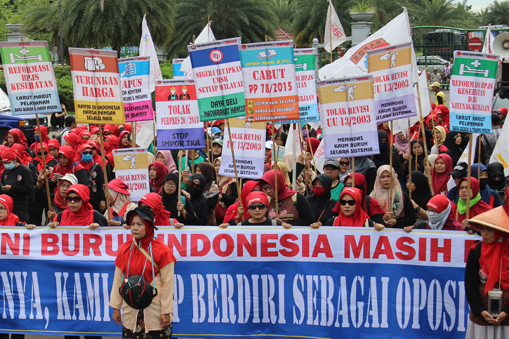 Dalam aksinya mereka meminta pemerintah untuk mereformasi sistem jaminan sosial dan meningkatkan kesejahteraan buruh. Antara Foto/Boyke Ledy Watra