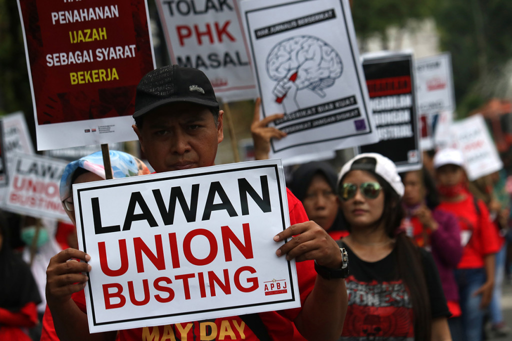 Aksi memperingati Hari Buruh Sedunia itu digelar dengan menyuarakan kesejahteraan bagi buruh. Antara Foto/Didik Suhartono