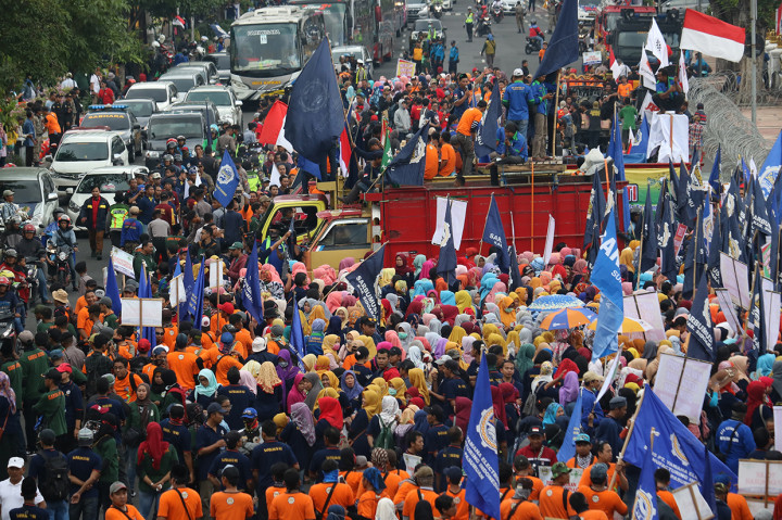 Suasana peringatan Hari Buruh Sedunia di Surabaya, Jawa Timur. Antara Foto/Didik Suhartono