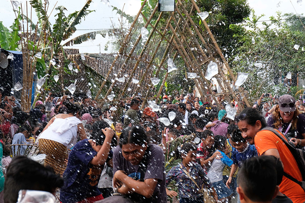 Sejumlah warga saling melempar air saat tradisi Bajong Banyu di Dusun Dawung, Banjarnegoro, Mertoyudan, Magelang, Jateng, Minggu, 1 Mei 2019. 