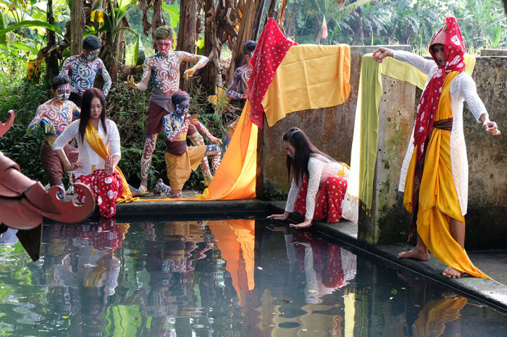 Sejumlah seniman menari di tepi sendang Dawung saat tradisi Bajong Banyu di Dusun Dawung, Banjarnegoro, Mertoyudan, Magelang.