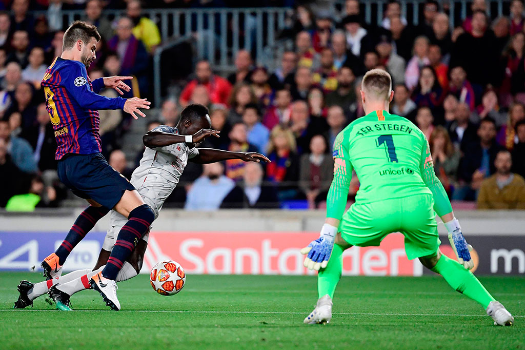 Di awal babak pertama permainan kedua tim berjalan seimbang. Para pemain kedua kesebelasan saling berbalas serangan, namun masih dapat diredam barisan pertahanan masing-masing tim. 