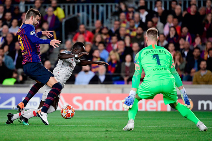 Di awal babak pertama permainan kedua tim berjalan seimbang. Para pemain kedua kesebelasan saling berbalas serangan, namun masih dapat diredam barisan pertahanan masing-masing tim. 