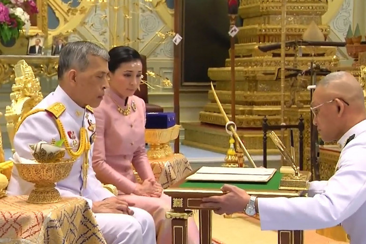 Raja Thailand Maha Vajiralongkorn melangsungkan pernikahan untuk keempat kalinya, Rabu, 1 Mei 2019. Vajiralongkorn menikahi wakil kepala pasukan pengawal pribadinya Suthida Vajiralongkorn Na Aydhaya.