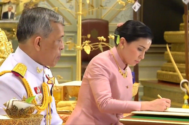 Maha Vajiralongkorn kemudian memberi gelar kepada istrinya itu sebagai Ratu Suthida. Pengumuman itu dimuat dalam Lembaran Kerajaan.