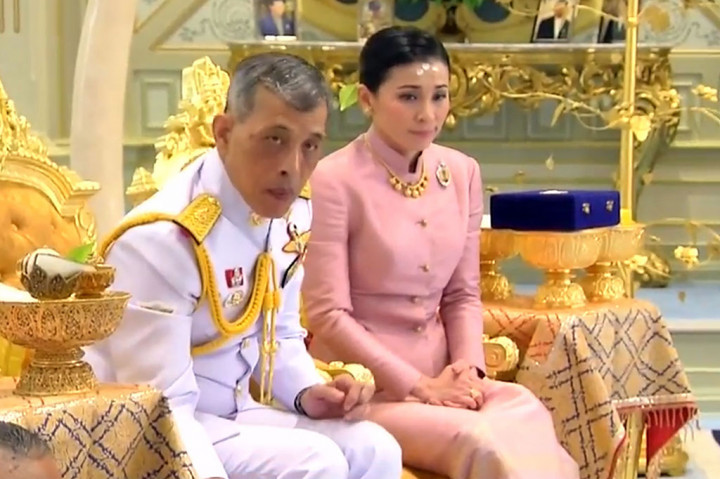 Sebelumnya, Vajiralongkorn menunjuk Suthida Tidjai, mantan pramugari Thai Airways, sebagai wakil komandan unit pengawal pribadinya pada 2017. Vajiralongkorn memberi Suthida pangkat jenderal penuh Angkatan Darat Kerajaan Thailand pada Desember 2016. Suthida dinyatakan sebagai wakil komandan pasukan pengawal raja pada 2017.