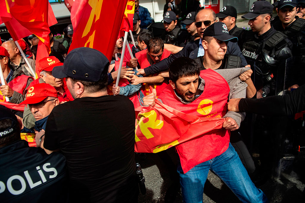 Polisi Turki menangkapi para demonstran yang berupaya menentang larangan dan pawai di Lapangan Taksim untuk menggelar acara peringatan Hari Buruh Internasional, Rabu, 1 mei 2019 waktu setempat.