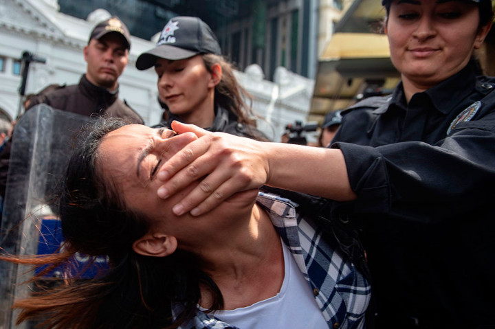 Polisi mengepung alun-alun Taksim di pusat kota Istanbul, namun sejumlah kelompok unjuk rasa tetap berada di sana. 'Alun-alun milik rakyat dan tidak bisa ditutup. Hidup Hari Buruh!