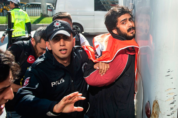 Kepolisian Turki biasanya mencegah unjuk rasa dilakukan di pusat kota Istanbul dan daerah lainnya. Ankara memperketat sejumlah pembatasan setelah aturan darurat diberlakukan, menyusul upaya kudeta 2016. Status itu dicabut pada Juli lalu.