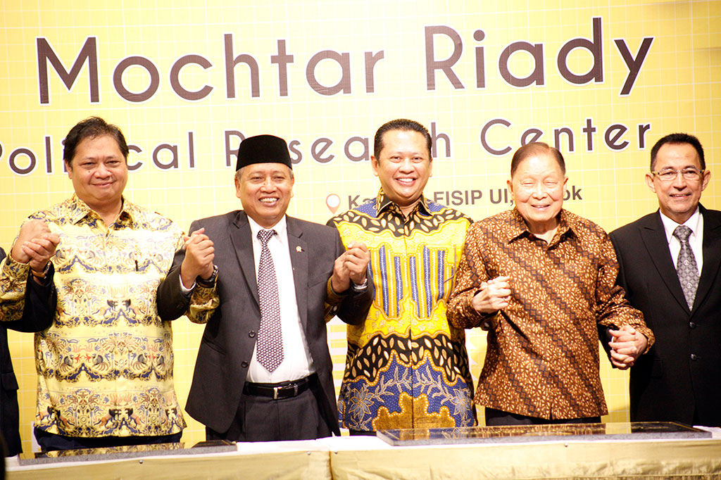 Menteri Riset Teknologi dan Pendidikan Tinggi Mohamad Nasir (kedua kiri), pengusaha Mochtar Riady (kedua kanan), Rektor UI Muhammad Anis (kanan), Menteri Perindustrian Airlangga Hartarto (kiri), dan Ketua DPR Bambang Soesatyo, saling bergandengan tangan saat meresmikan Gedung Mochtar Riady FISIP Universitas Indonesia (UI), Depok, Jawa Barat, Kamis, 2 April 2019.
