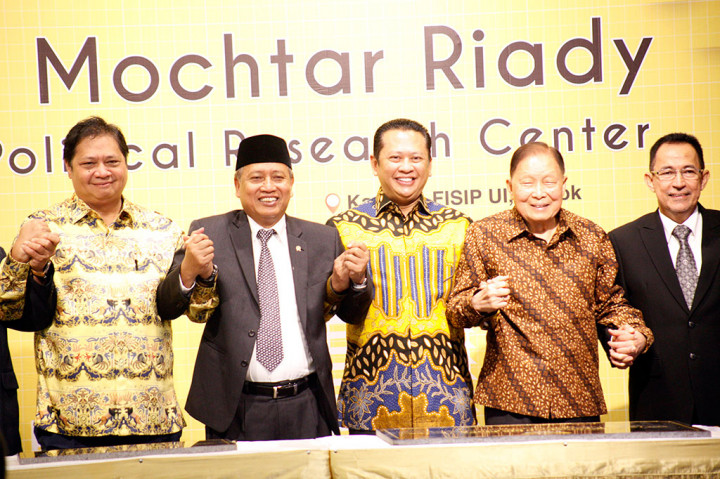 Menteri Riset Teknologi dan Pendidikan Tinggi Mohamad Nasir (kedua kiri), pengusaha Mochtar Riady (kedua kanan), Rektor UI Muhammad Anis (kanan), Menteri Perindustrian Airlangga Hartarto (kiri), dan Ketua DPR Bambang Soesatyo, saling bergandengan tangan saat meresmikan Gedung Mochtar Riady FISIP Universitas Indonesia (UI), Depok, Jawa Barat, Kamis, 2 April 2019.