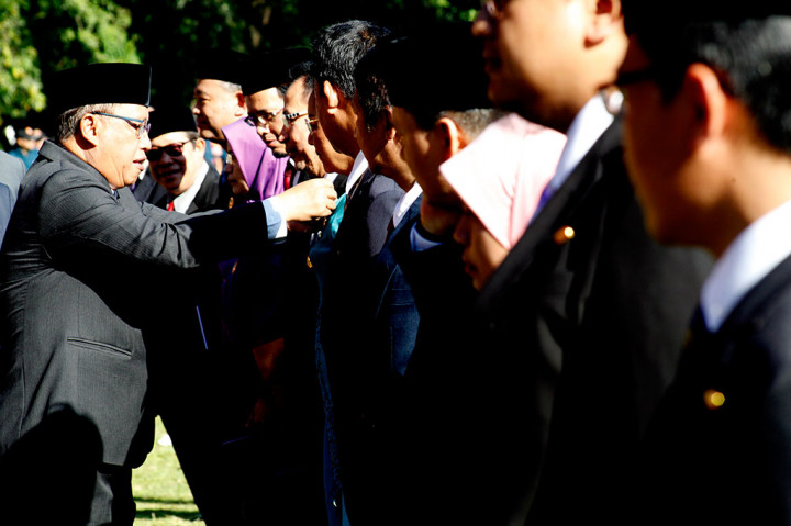 Mohamad Nasir menyematkan tanda kehormatan Satyalancana Karya Satya kepada sejumlah rektor di Indonesia saat upacara peringatan Hardiknas di UI, Depok.