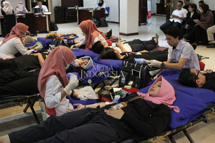 Puluhan karyawan antre saat mengikuti kegiatan donor darah di Kantor Media Group, Kedoya, Kebon Jeruk, Jakarta Barat, Kamis, 2 Mei 2019.