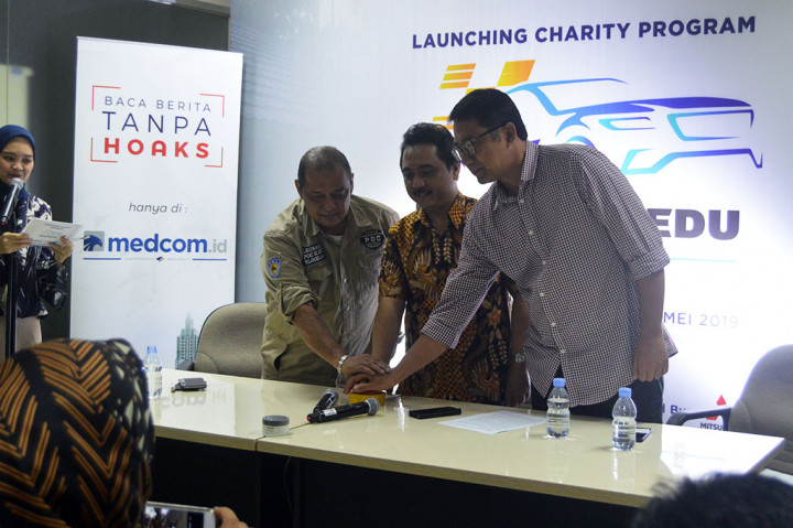 Direktur Content dan Produksi Medcom.id, Abdul Kohar (tengah) bersama Ketua Yayasan Media Group Ali Sadikin (kanan) dan Ketua Umum Pajero Owners Community (POC) Leonard F Galistan bersama-sama memencet tombol tanda 'Drive for Edu' resmi diluncurkan.