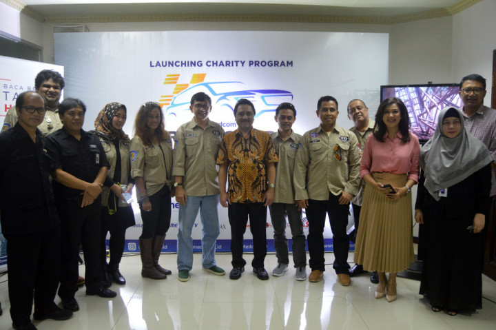 Acara peluncuran 'Drive for Edu' Medcom.id diakhiri dengan foto bersama.