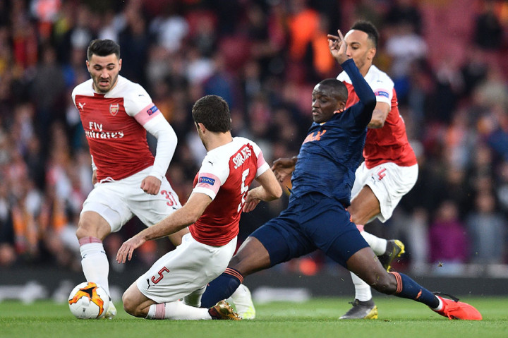 Di awal laga para pemain tuan rumah bermain tertekan membuat tim tamu leluasa melancarkan serangan. Beruntung barisan pertahanan Arsenal masih solid.