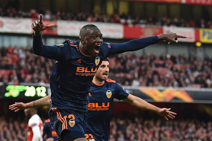 Diakhaby melakukan selebrasi.