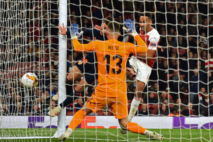 Aubameyang memastikan kemenangan timnya menjadi 3-1 lewat sepakan dari sudut sempit menyambut umpan silang Sead Kolasinac pada menit ke-90.