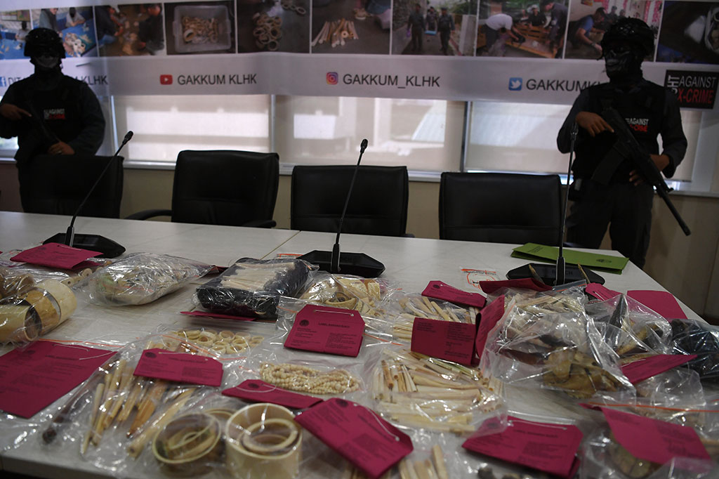 Petugas berjaga di dekat barang bukti berupa produk berbahan dasar gading gajah di Kantor Kementerian Lingkungan Hidup dan Kehutanan (KLHK), Jakarta, Kamis, 2 Mei 2019. 