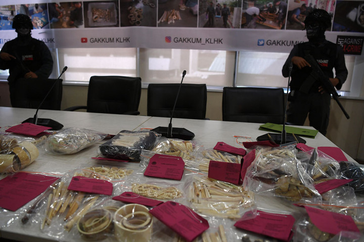 Petugas berjaga di dekat barang bukti berupa produk berbahan dasar gading gajah di Kantor Kementerian Lingkungan Hidup dan Kehutanan (KLHK), Jakarta, Kamis, 2 Mei 2019. 