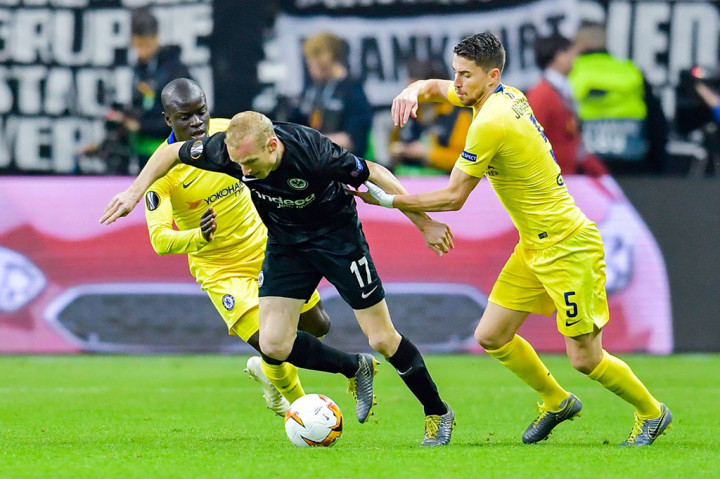 Permainan kedua tim berjalan seimbang di awal laga. Para pemain Frankfurt dan Chelsea saling berbalas serangan, namun masih mampu diredam barisan pertahanan masing-masing.