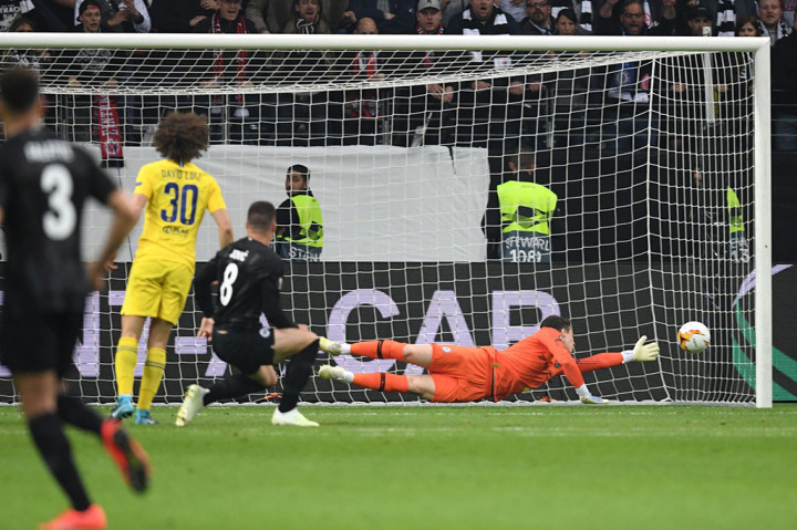 Tuan rumah akhirnya berhasil unggul terlebih dahulu lewat tandukan Luka Jovic menyambut umpan silang Filip Kostic pada menit ke-23. 