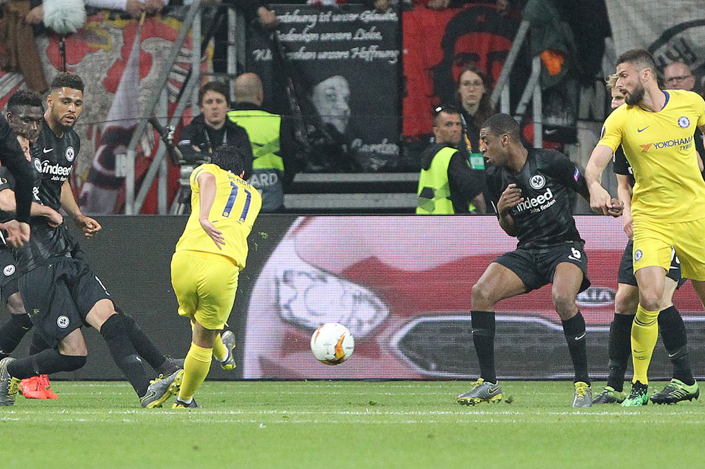 Chelsea berhasil menyamakan kedudukan lewat sontekan kaki kiri Pedro pada akhir babak pertama. 