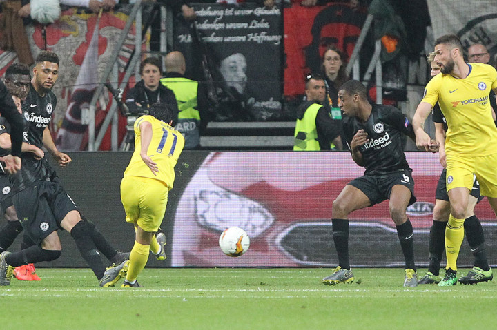 Chelsea berhasil menyamakan kedudukan lewat sontekan kaki kiri Pedro pada akhir babak pertama. 