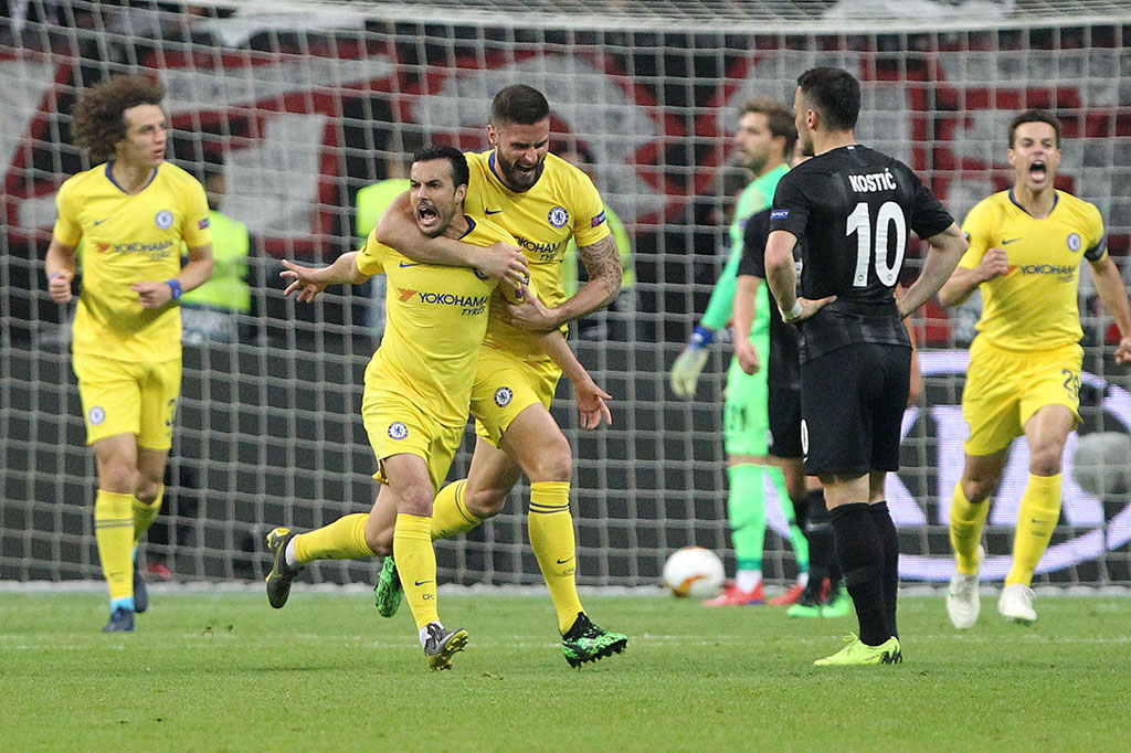 Pedro meluapkan kegembiraan bersama rekan-rekan setimnya.