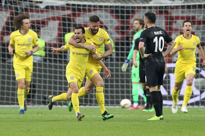 Pedro meluapkan kegembiraan bersama rekan-rekan setimnya.