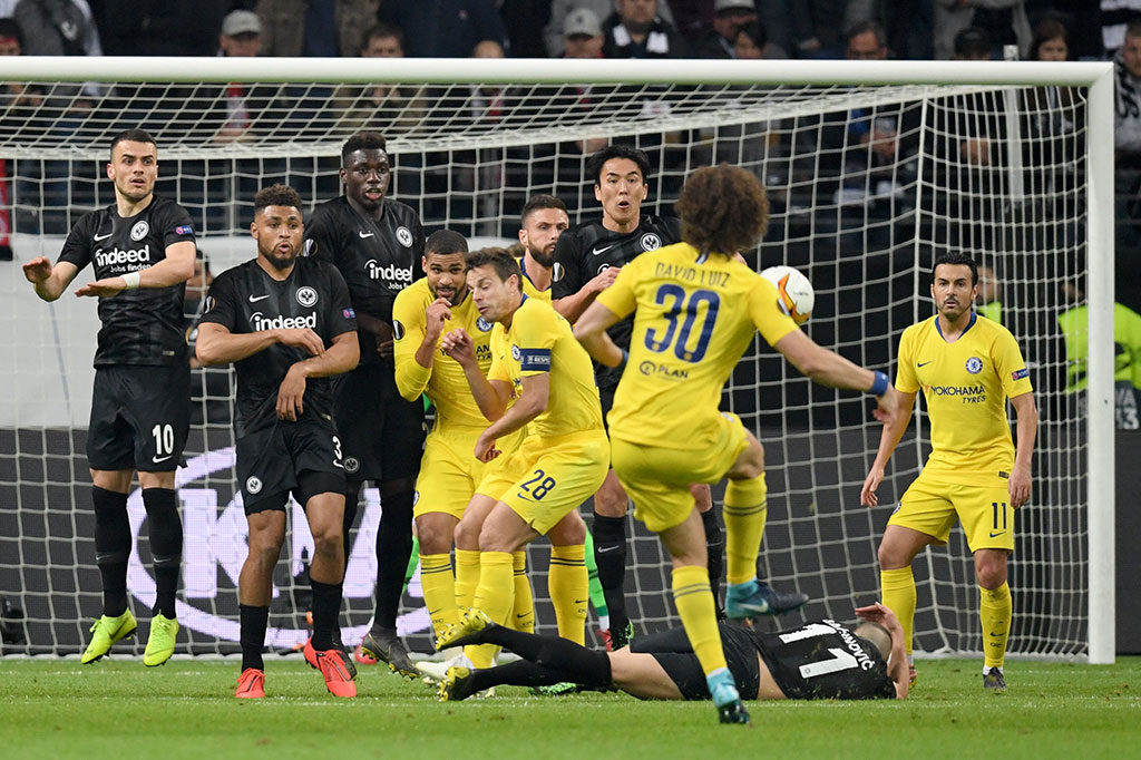 Pada menit ke-59 Chelsea nyaris berbalik unggul. Namun tendangan bebas David Luis dari luar kotak penalti masih membentur mistar gawang dan bola keluar lapangan.