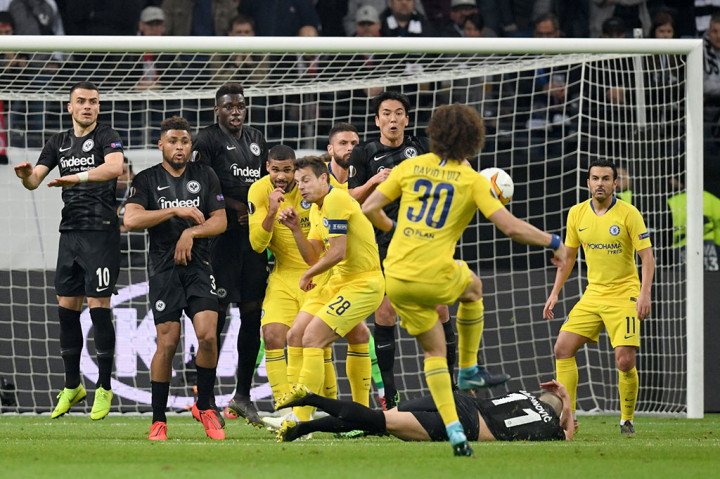 Pada menit ke-59 Chelsea nyaris berbalik unggul. Namun tendangan bebas David Luis dari luar kotak penalti masih membentur mistar gawang dan bola keluar lapangan.