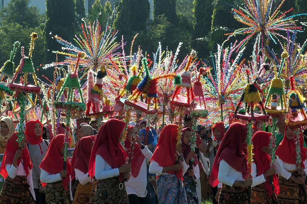 Sejumlah anak membawa patung hewan imajiner 'Warak' saat mengikuti Karnaval Budaya Dugder di Semarang, Jawa Tengah, Jumat, 3 Mei 2019. 