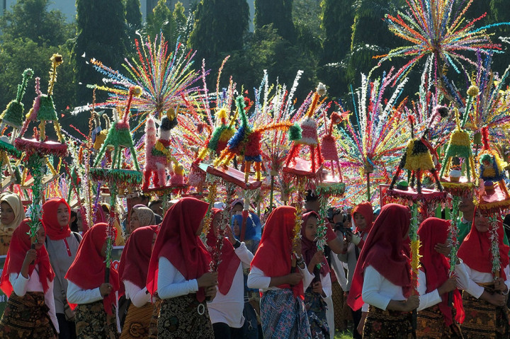 Sejumlah anak membawa patung hewan imajiner 'Warak' saat mengikuti Karnaval Budaya Dugder di Semarang, Jawa Tengah, Jumat, 3 Mei 2019. 