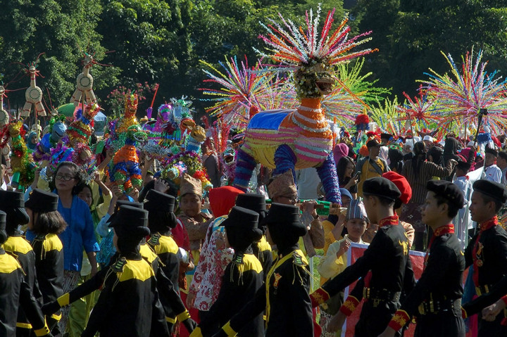 Karnaval yang diikuti ribuan peserta itu untuk menyambut datangnya bulan Ramadan.