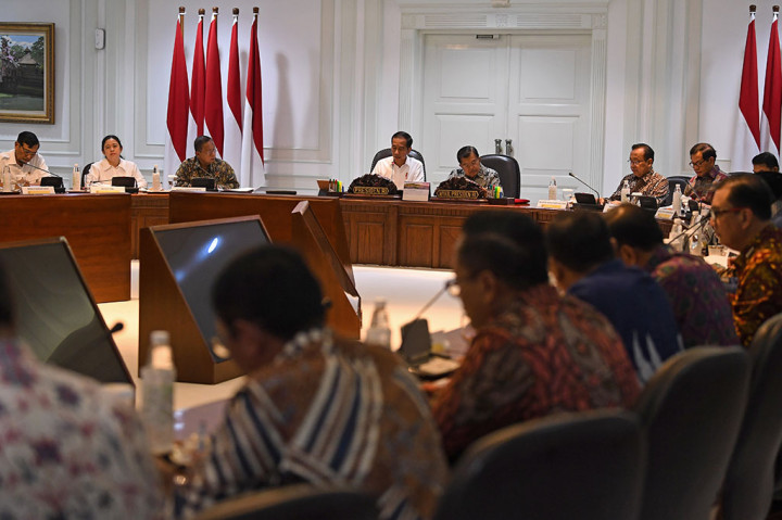 Pemerintah juga mengarahkan aparat keamanan untuk terus berkoordinasi guna mencegah potensi ancaman keamanan. 