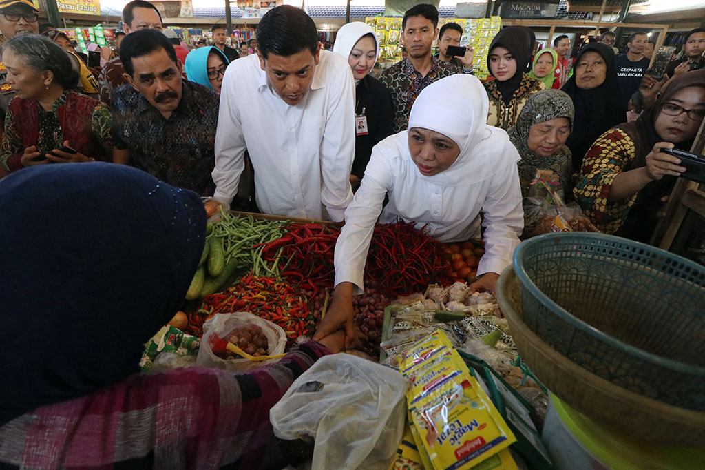 Gubernur Jawa Timur Khofifah Indar Parawansa (ketiga kanan) didampingi Wali Kota Kediri Abdullah Abu Bakar (ketiga kiri) berdialog dengan salah satu pedagang di pasar Pahing, Kota Kediri, Jawa Timur, Jumat, 3 Mei 2019.