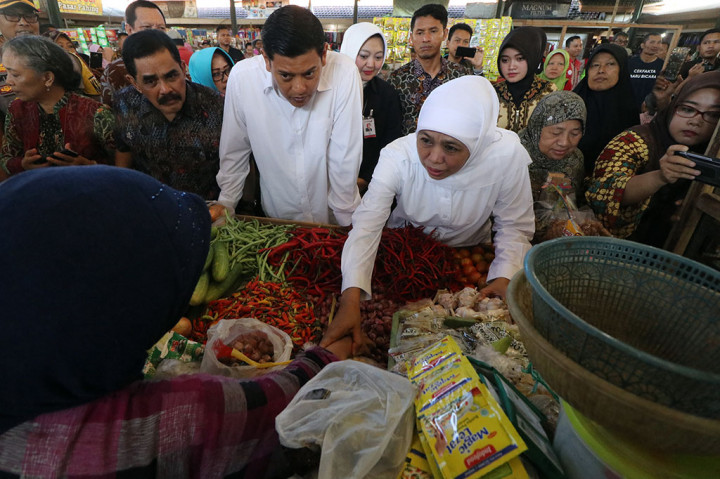 Gubernur Jawa Timur Khofifah Indar Parawansa (ketiga kanan) didampingi Wali Kota Kediri Abdullah Abu Bakar (ketiga kiri) berdialog dengan salah satu pedagang di pasar Pahing, Kota Kediri, Jawa Timur, Jumat, 3 Mei 2019.