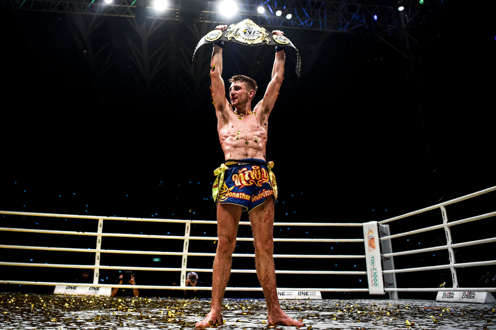 Petarung muay thai asal Inggris Jonathan Haggerty melakukan selebrasi usai mengalahkan petarung asal Thailand Sam-A Gaiyanghadao pada perebutan sabuk kelas Flyweight Muay Thai World Championship pada One Championship di Istora Senayan, Jakarta, Jumat, 3 Mei 2019 malam. 