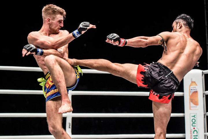Pertarungan Jonathan Haggerty melawan juara bertahan Sam-A Gaiyanghadao berlangsung sengit, keduanya jual beli pukulan dan tendangan khas bela diri muay thai sejak ronde awal.
