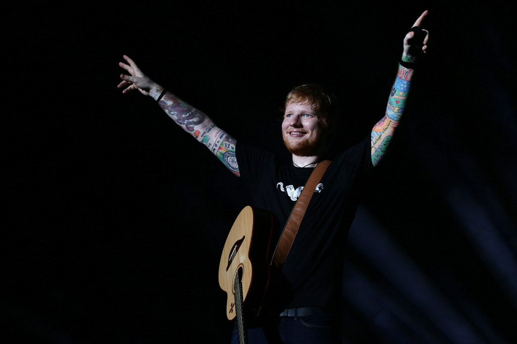 Penyanyi asal Inggris Ed Sheeran menyapa penggemar saat tampil di atas panggung dalam konser yang bertajuk 'Ed Sheeran Divide World Tour 2019,  di Stadion Gelora Bung Karno, Jakarta, Jumat, 3 Mei 2019.