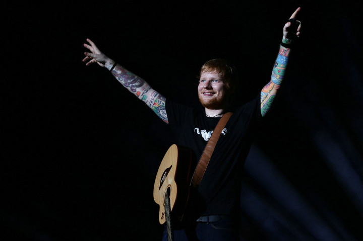 Penyanyi asal Inggris Ed Sheeran menyapa penggemar saat tampil di atas panggung dalam konser yang bertajuk 'Ed Sheeran Divide World Tour 2019,  di Stadion Gelora Bung Karno, Jakarta, Jumat, 3 Mei 2019.