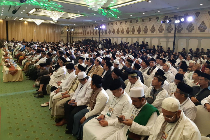 Dia mengajak kepada seluruh masyarakat Indonesia untuk membuang jauh-jauh rasa permusuhan, membangun rasa persaudaraan, dan menghormati satu sama lain usai pesta demokrasi pada 17 April lalu.