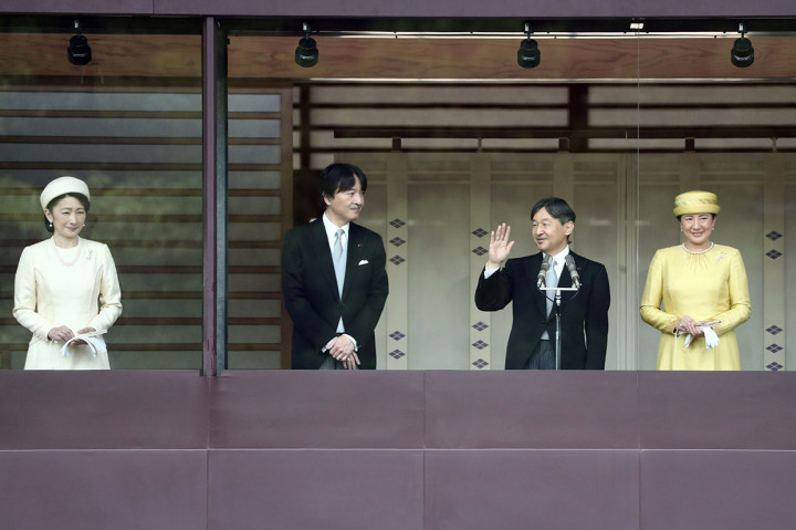 Kaisar Jepang Naruhito (kedua dari kanan) dan Permaisuri Masako (kanan) muncul pertama kali di depan umum setelah naik takhta, bersama dengan Putra Mahkota Akishino (kedua kiri) dan Putri Mahkota Kiko, di Istana Kekaisaran di Tokyo, Sabtu, 4 Mei 2019.