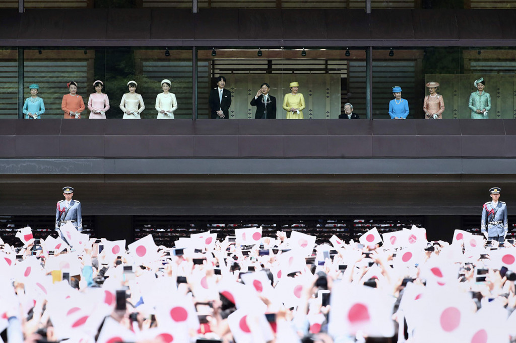 Dalam sambutannya di harapan puluhan ribu warga, Kaisar Naruhito mendesak Jepang untuk bekerja sama demi perdamaian dunia. 