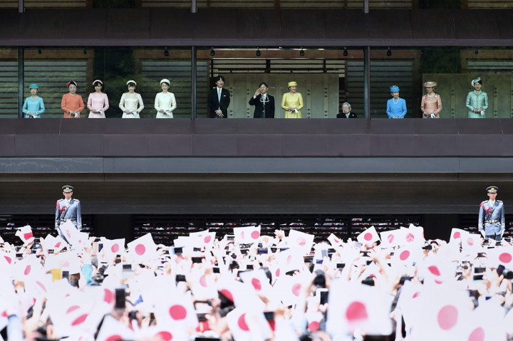 Dalam sambutannya di harapan puluhan ribu warga, Kaisar Naruhito mendesak Jepang untuk bekerja sama demi perdamaian dunia. 