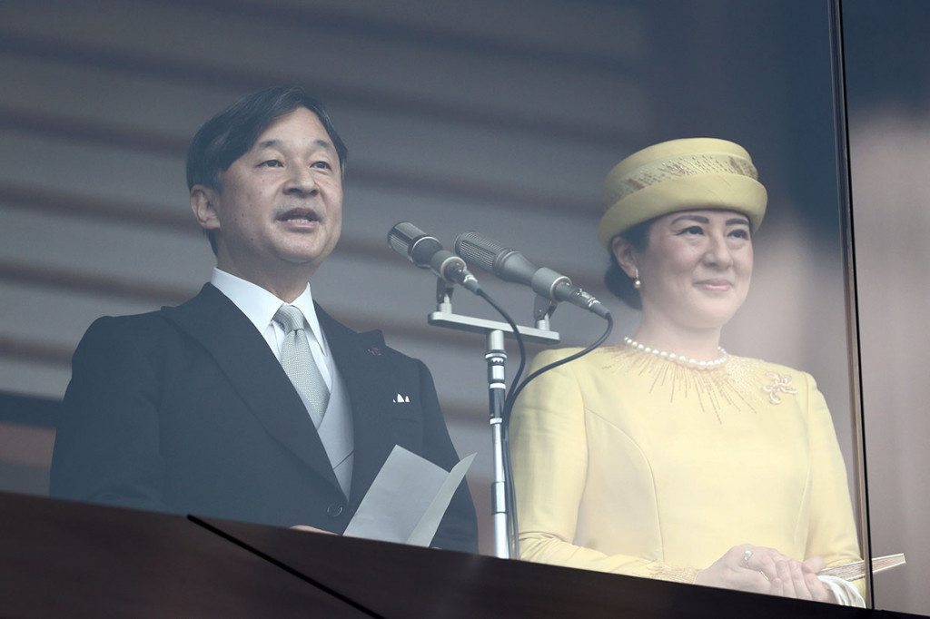 Kaisar ke-126 Jepang tersebut tampil dengan mengenakan mantel sementara Permaisuri Masako mengenakan gaun kuning lengan panjang yang elegan dengan topi dan kalung mutiara yang serasi. Naruhito dan Masako dijadwalkan tampil di depan publik sebanyak enam kali sepanjang hari ini.