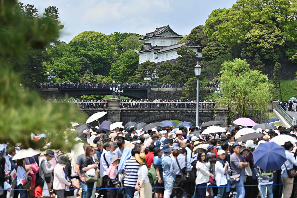 Perayaan yang lebih rumit direncanakan digelar pada 22 Oktober mendatang ketika dia dan Masako akan tampil mengenakan pakaian tradisional untuk upacara di istana, sebelum menjalani proses parade di jalan-jalan Tokyo untuk diberi selamat oleh sejumlah pemimpin dunia dan bangsawan.