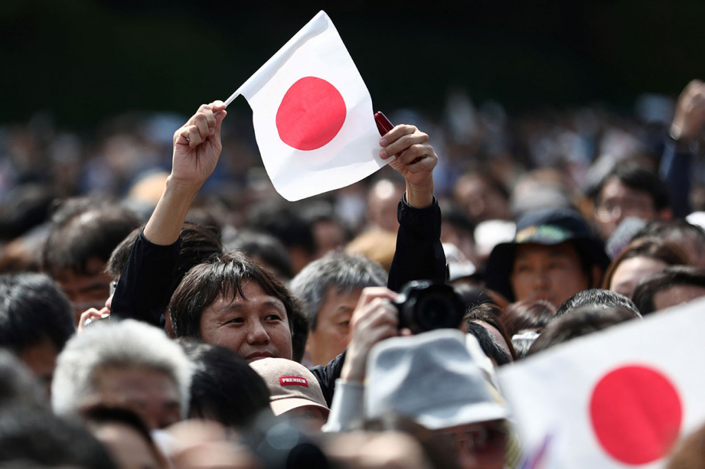 Naruhito naik takhta menggantikan ayahnya, Akihito, yang  mndur karena khawatir dengan kondisi kesehatan dan usianya yang telah mencapai 85 tahun. Akihito merupakan kaisar Jepang pertama yang turun takhta selama lebih dari dua abad.