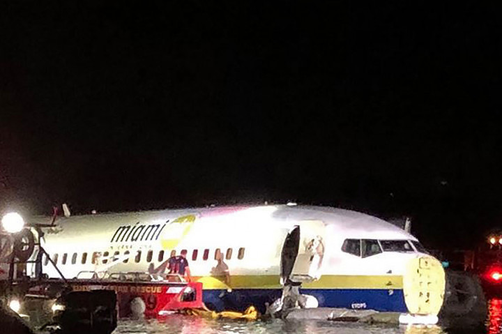 Sebuah pesawat Boeing 737 keluar landasan pacu dan tercebur ke Sungai St Johns, dekat Jacksonville, Florida, AS, Jumat, 3 Mei 2019 waktu setempat.